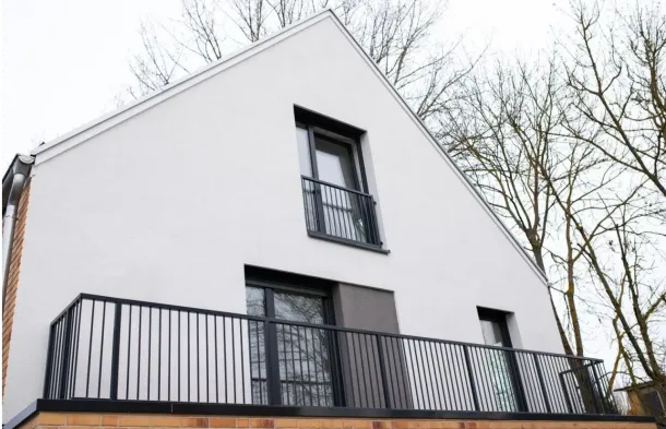 Zaunbau Berlin mit Balkongeländer vor weißem Haus