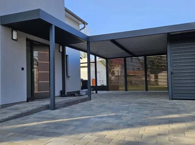 Carport Berlin mit Geräteschuppen und Hauseingangsüberdachung