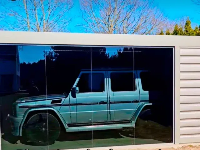 Carport Berlin mit seitlicher Glaswand Auto