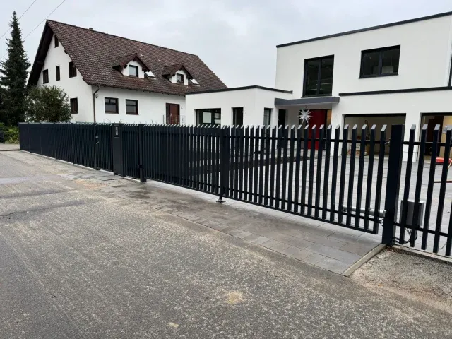 Zaun Berlin mit Grundstück und Häusern