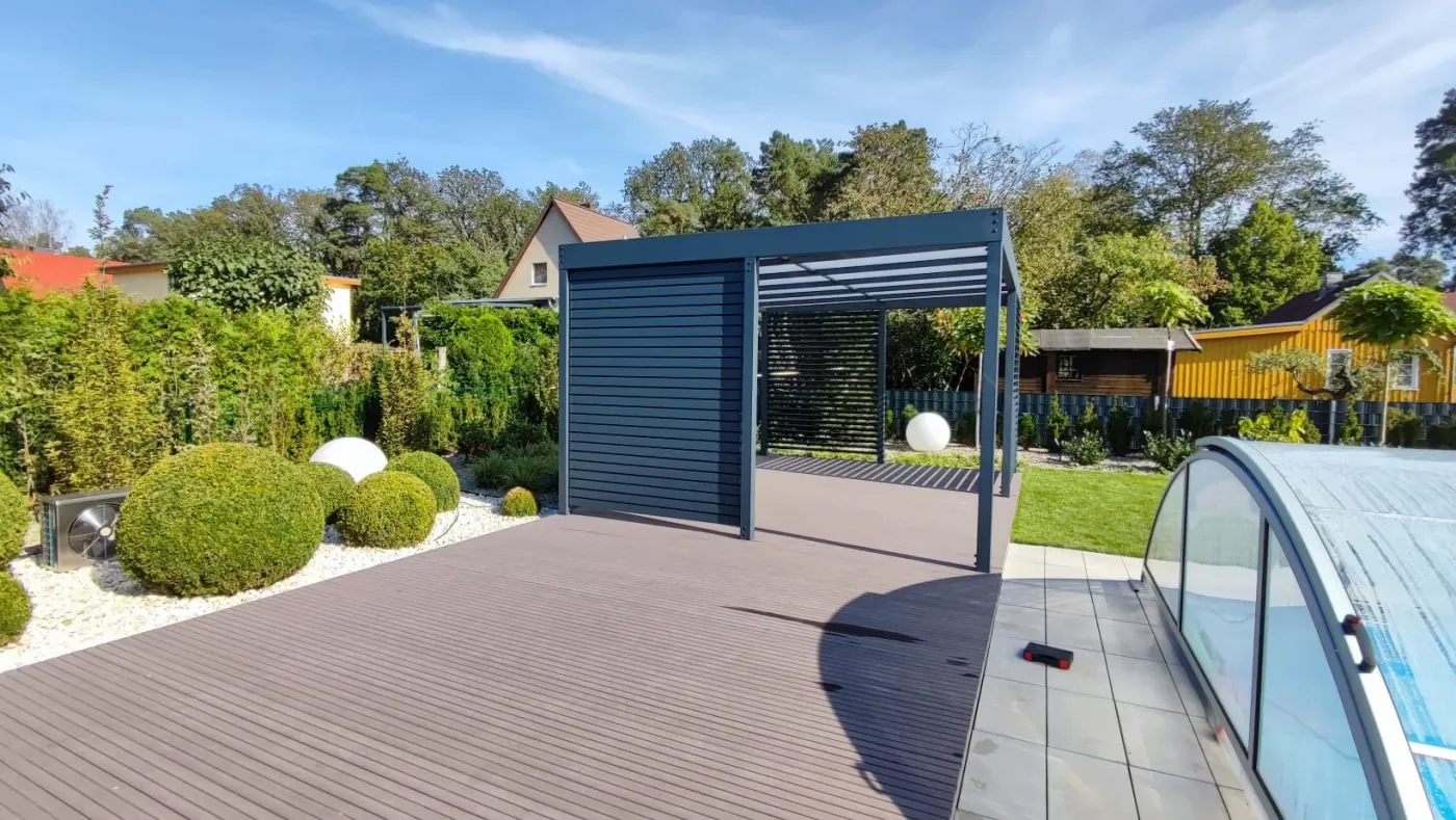 Zaunbau Berlin mit freistehender Terrassenüberdachung