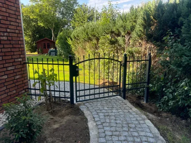 Zaun Berlin mit kleinem Schmiedezaun und Türklinke