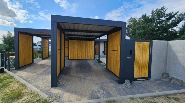 Zwei moderne Carports Berlin mit Holzelementen