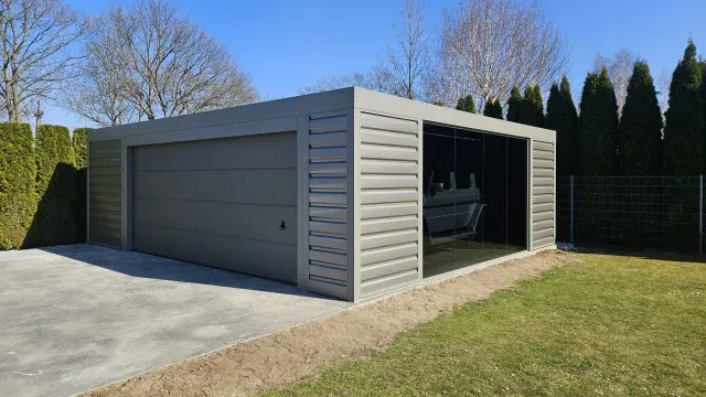 Carport Berlin mit seitlicher Glaswand