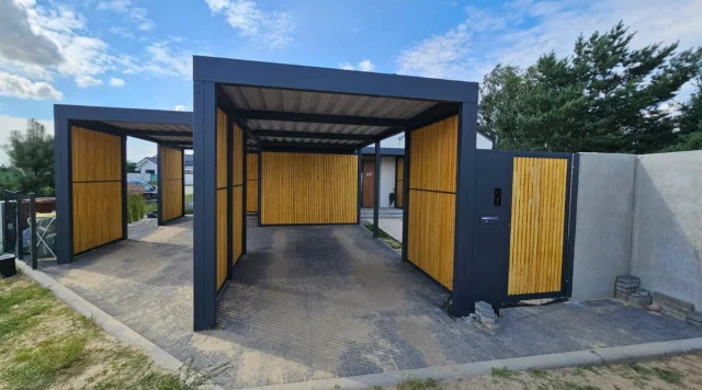 Zwei moderne Carports Berlin mit Holzelementen
