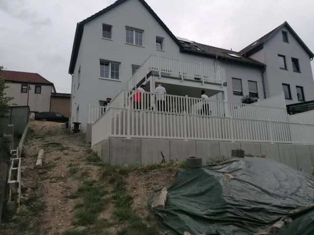 Geländerbau Berlin vor Hausfassade