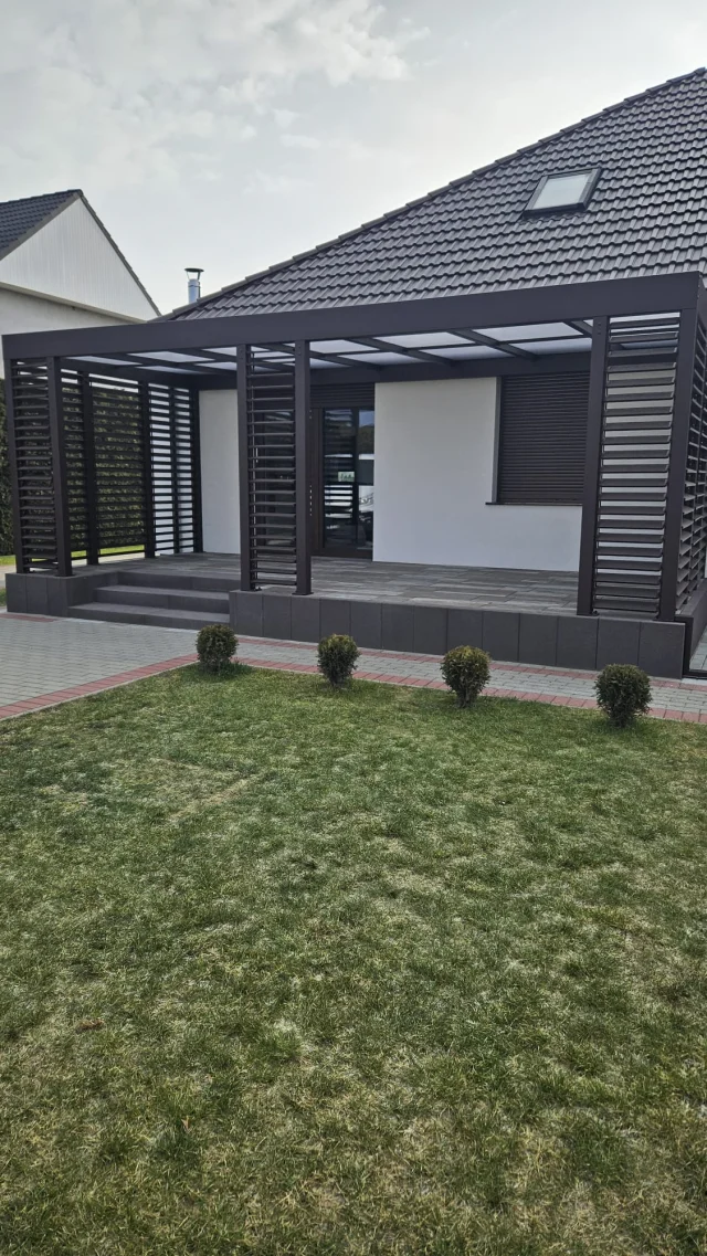 Terrassenüberdachung Berlin mit seitlichem Sichtschutz