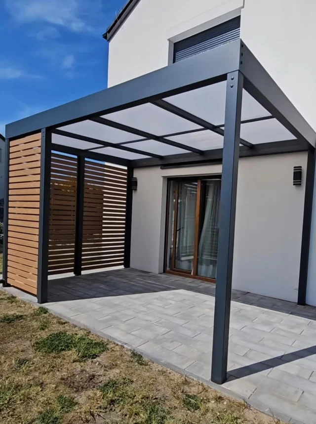 Terrassenüberdachung Berlin vor weissem Haus