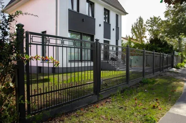 Zaun Berlin mit weißem Haus