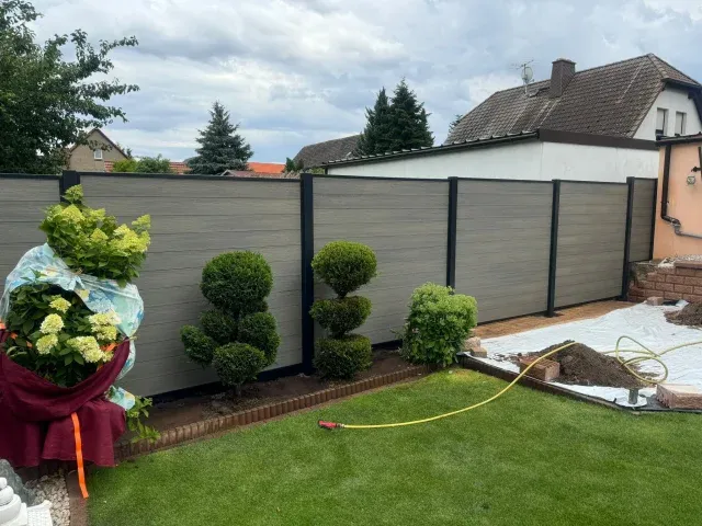 Zaun Berlin mit grauem WPC Zaun