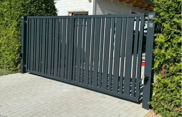 Zaunbau Berlin mit elektrischem Tor und Pincode