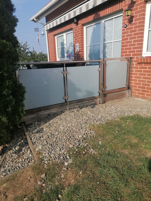 Zaun Berlin mit Backsteinhaus