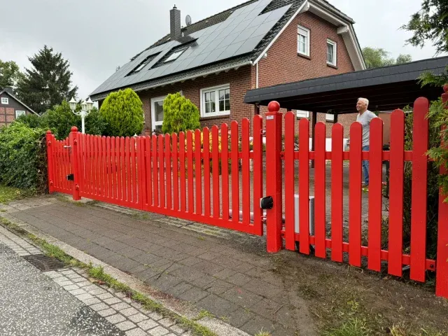 Torbau Berlin mit elektrischem Holztor in rot