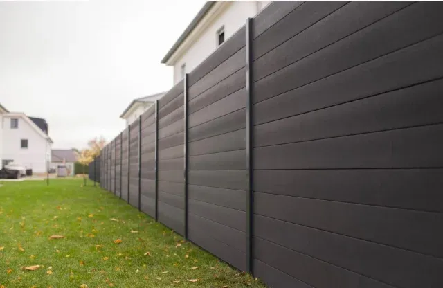 Sichtschutzzaun Berlin mit Grasfläche