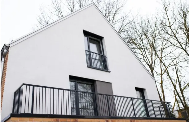 Zaunbau Berlin mit Balkongeländer vor weißem Haus