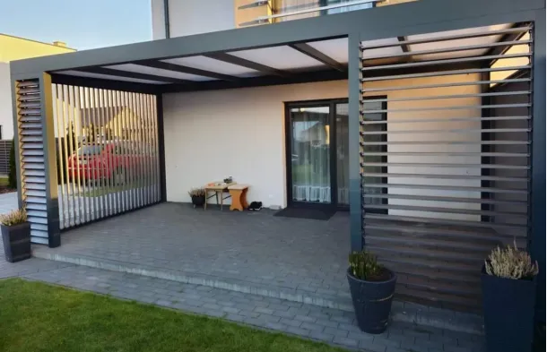 Zaunbau Berlin mit Terrassenüberdachung und drehbaren Lamellen
