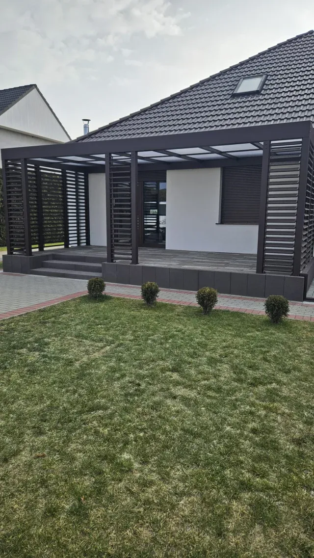 Terrassenüberdachung Berlin mit seitlichem Sichtschutz