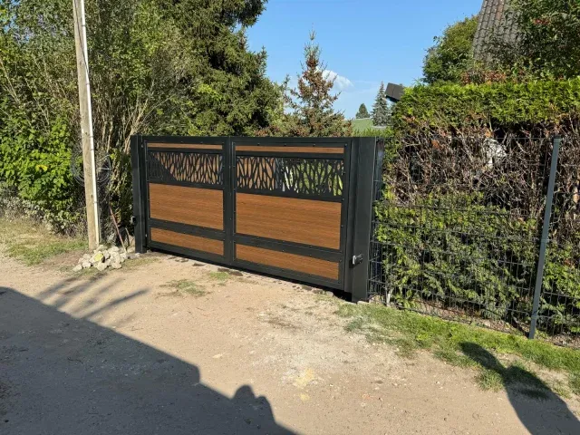 Torbau Berlin mit elegantem WPC Tor