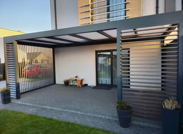 Terrassenüberdachung Berlin mit drehbaren Lamellen, elektrisch