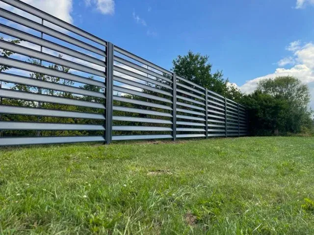 Sichtschutzzaun Berlin mit Lamellen auf einer Wiese