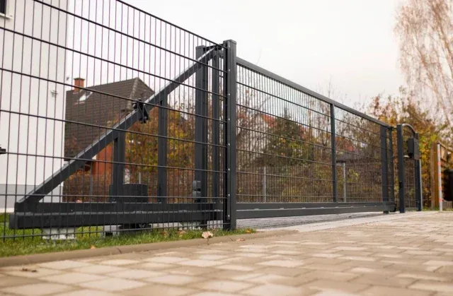 Torbau Berlin mit elektrischem Schiebetor