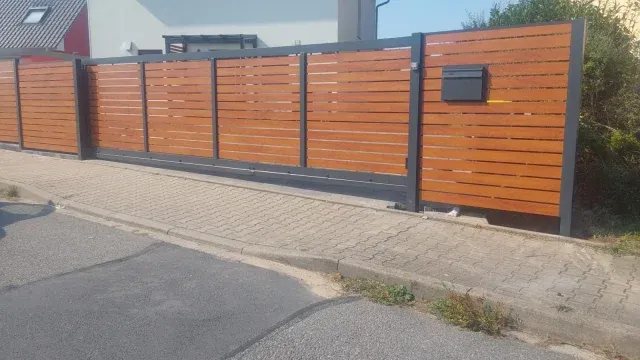 Torbau Berlin mit elegantem Holzoptik Tor