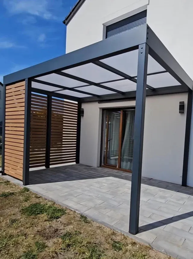 Terrassenüberdachung Berlin vor weissem Haus