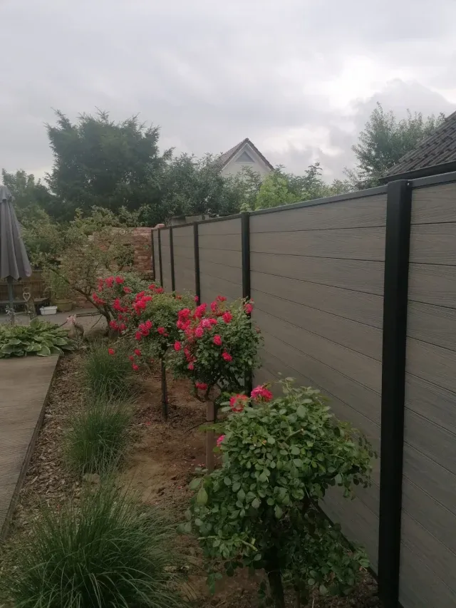 Sichtschutzzaun Berlin mit Rosengarten