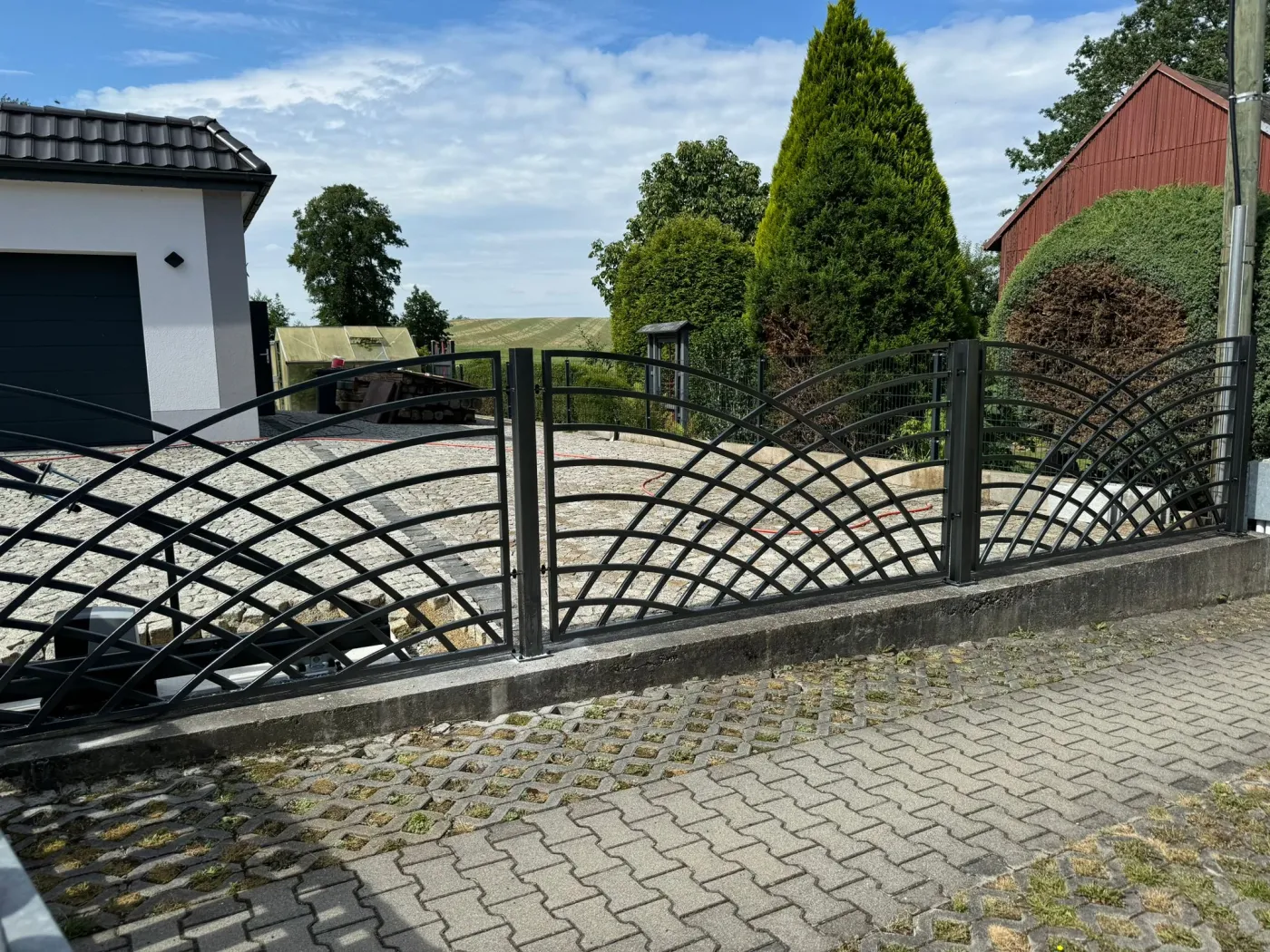 Zaunbau Berlin mit Schmiedezaun vor Grundstück