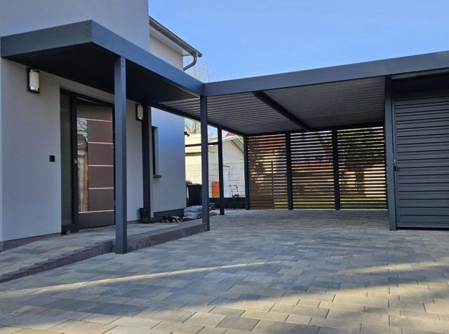  Stahl Carport Berlin mit Geräteschuppen und Hauseingangsüberdachung