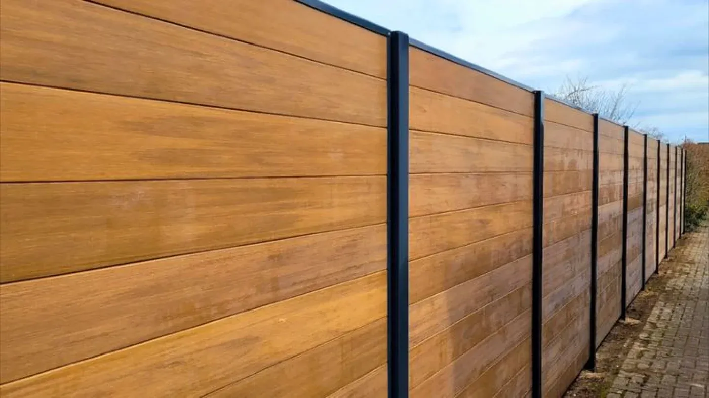 Zaunbau Berlin mit Sichtschutzzaun aus Holz und schwarzen Streben