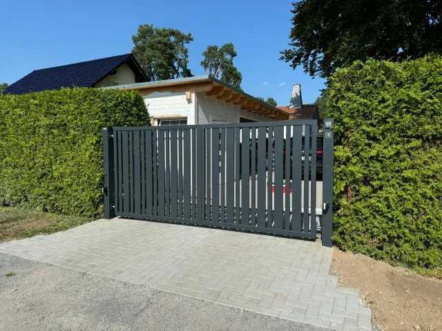 Torbau Berlin mit modernem elektrischem Stahltor