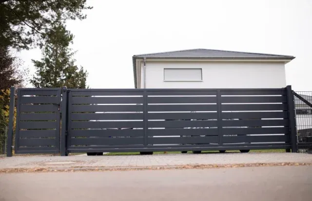 Torbau Berlin mit modernem elektrischem Schiebetor 