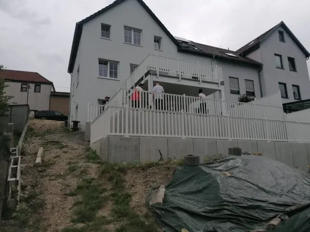 Geländerbau Berlin vor Hausfassade