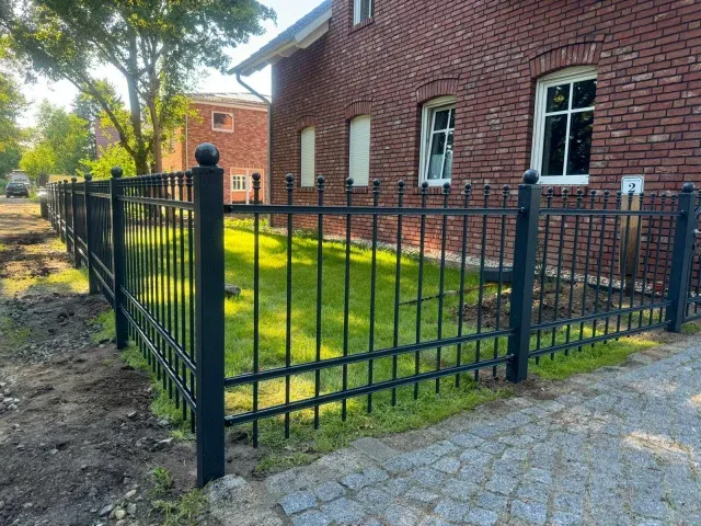 Sichtschutzzaun Berlin vor Wiesenfläche und Haus