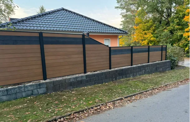 Zaunbau Berlin mit Sichtschutzzaun vor orangefarbenem Haus