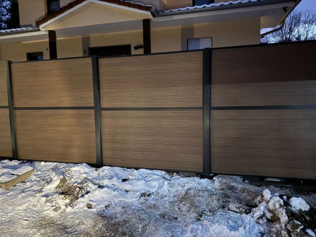 moderner WPC Zaun Berlin in Holzoptik