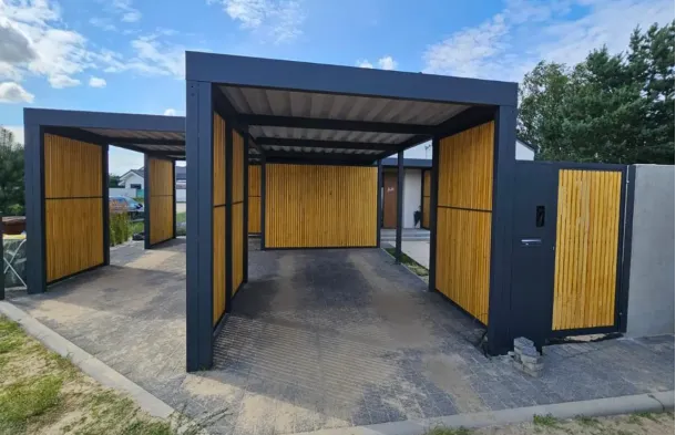 Zaunbau Berlin mit Doppelcarport und Holzelementen